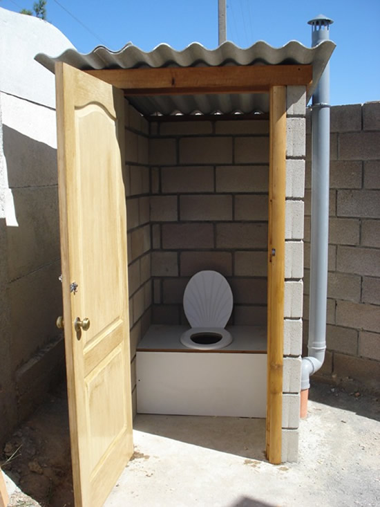 Туалет с односкатной крышей